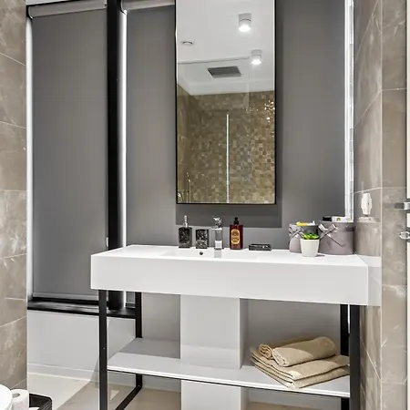 One Tower Apartment *