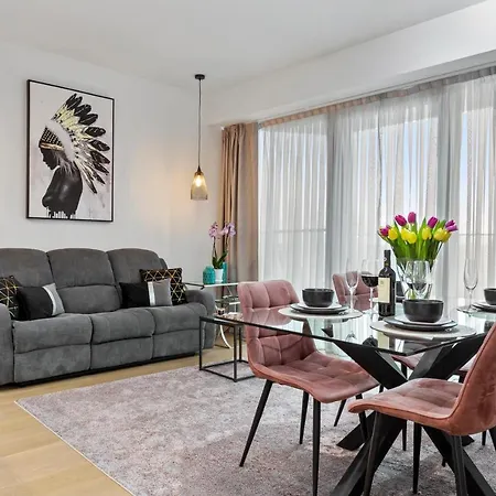 One Tower Apartman *