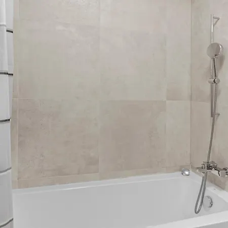 One Tower Apartman *